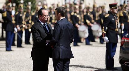 El expresidente francés Hollande despide a su sucesor en el cargo Macron tras la reunión mantenida por ambos en el Elíseo, este domingo.