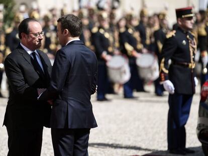 El expresidente franc&eacute;s Hollande despide a su sucesor en el cargo Macron tras la reuni&oacute;n mantenida por ambos en el El&iacute;seo, este domingo.