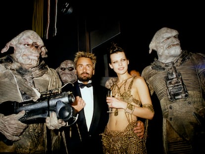 El director Luc Besson y Milla Jovovich, durante la presentación en Cannes de 'El quinto elemento' en 1997.