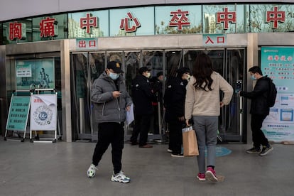 Un grupo de personas en la entrada de uno de los hospitales de Wuhan.