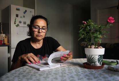 Delia, madre de dos hijos, vive con el salario mínmo en un barrio de Madrid.