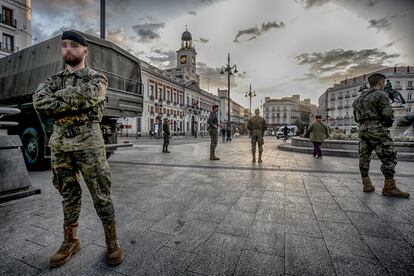Militares desplegados este martes en la madrileña Puerta del Sol, en el marco de la Operación Balmis.