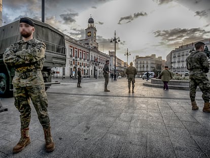 Militares desplegados este martes en la madrileña Puerta del Sol, en el marco de la Operación Balmis.