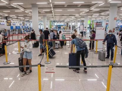 Varios viajeros esperan para acceder a los mostradores de facturación en el aeropuerto de Palma de Mallorca este lunes.