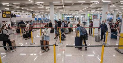 Varios viajeros esperan para acceder a los mostradores de facturación en el aeropuerto de Palma de Mallorca este lunes.