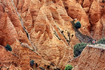 Cárcavas de Alpedrete de la Sierra: el Valle de la Muerte de Guadalajara. A este rincón fantasmal de Guadalajara mucha gente lo conoce como “el Valle de la Muerte” porque recuerda lo que se ve al atardecer en Zabriskie Point, el mirador más famoso del parque nacional californiano (EE UU), donde el paisaje parece un cartón arrugado. Dejaremos el coche en el aparcamiento de la presa del Pontón de la Oliva —otro lugar tremendo, a caballo entre Madrid y Guadalajara, cerca de Patones, que fue construido a mediados del siglo XIX por 2.000 presidiarios para llevar el agua del río Lozoya a Madrid— y avanzaremos a pie por la carretera que rodea por debajo su murallón y se convierte poco después en una pista de grava. A medio kilómetro de la presa, en la primera curva cerrada a la izquierda, nos desviaremos por el sendero que lleva en una hora hasta las cárcavas de Alpedrete de la Sierra. Siglos de tormentas han labrado en una hondonada arcillosa estas barrancas, en cuyo seno despuntan cuchillas y torreones, crestones, dedos y pináculos más antiguos que los hombres. ¿Y son grandes las cárcavas? Vaya si lo son. En esta hondonada cabría holgadamente el Santiago Bernabéu.