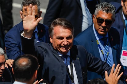 El expresidente brasileño Jair Bolsonaro saluda a su llegada al Congreso Nacional en Buenos Aires.