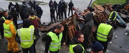 Los manifestantes de los chalecos amarillos llevan semanas cortando el tráfico en numerosas carreteras y autopistas de Francia.