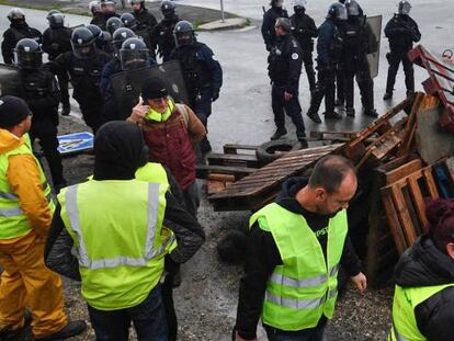 Los manifestantes de los chalecos amarillos llevan semanas cortando el tráfico en numerosas carreteras y autopistas de Francia.