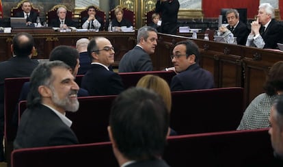 Comença el judici. El president del tribunal, Manuel Marchena, dona inici a la vista. Els 12 líders independentistes estan asseguts al banc dels acusats. En la sessió d'aquest dimarts, i previsiblement també en la de demà dimecres, es dilucidaran les anomenades qüestions prèvies.