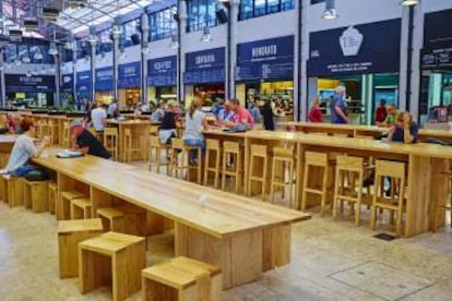 Mesas e restaurantes no Mercado da Ribeira, em Lisboa.