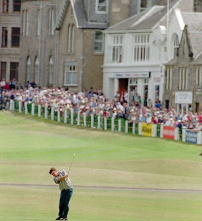 El inglés juega su primer hoyo en Saint Andrews, en la edición de 1995. La última de sus tres victorias la consiguió en Muirfield tres años antes.