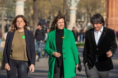 Cristina Casol, a la izquierda, acompañada de Laura Borràs y del diputado de Junts Francesc de Dalmases.