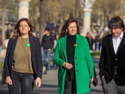 Cristina Casol, a la izquierda, acompañada de Laura Borràs y del diputado de Junts Francesc de Dalmases.
