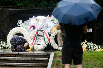 Una mujer reza en una ceremonia en honor a las víctimas de Nagasaki, el 9 de agosto de 2025, en Japón.
