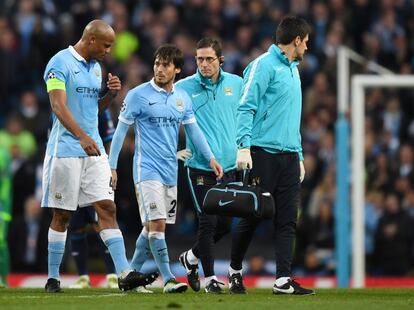 El centrocampista español del Manchester City David Silva (2i) es sustituido por el delantero nigeriano Kelechi Iheanacho después de lesionarse.