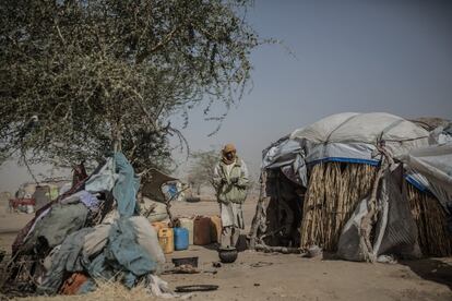 Un hombre junto a su cabaña en el campo de refugiados de Kinyani.