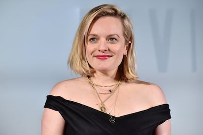 Elisabeth Moss – “Yo solo puedo hablar desde mi propia experiencia personal y las cosas en las que creo. Es un asunto complicado”. Esta ha sido la única valoración que la protagonista de series como Mad Men o El cuento de la criada ha hecho en los últimos años sobre su afiliación a la Iglesia de la Cienciología desde que era una niña. La actriz ha sido muy criticada por protagonizar una ficción que retrata un sistema opresivo y misógino y formar parte, al mismo tiempo, de un movimiento religioso acusado de una naturaleza similar.