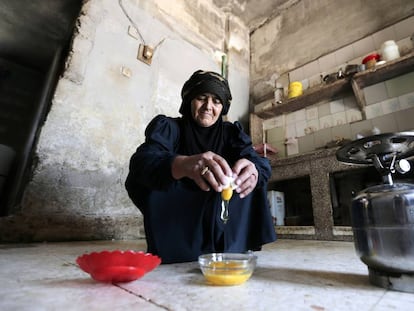 Una mujer prepara la comida a las afueras de Damasco (Siria).