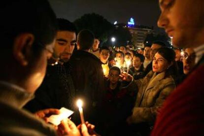 Fieles reunidos en la plaza de Colón, en Madrid, rezaban anoche por el alma del Papa.