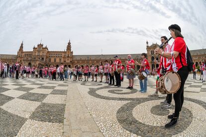 Aficionados del Athletic Club de Bilbao, este sábado en la plaza de España de Sevilla.