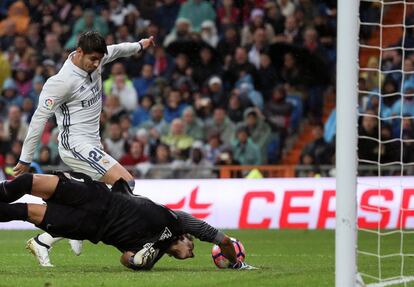 Álvaro Morata celebró su 24 cumpleaños marcando de nuevo el tanto decisivo del Real Madrid, que derrotó 2-1 al Athletic Club de Bilbao en el Santiago Bernabéu. En la imagen, Morata marca el gol de la victoria del equipo blanco.