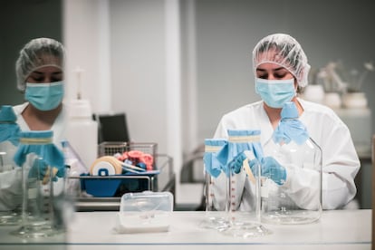 Una técnica de laboratorio trabaja en las instalaciones donde se fabrica la MTBVAC en O Porriño, una localidad de Pontevedra de 20.000 habitantes.