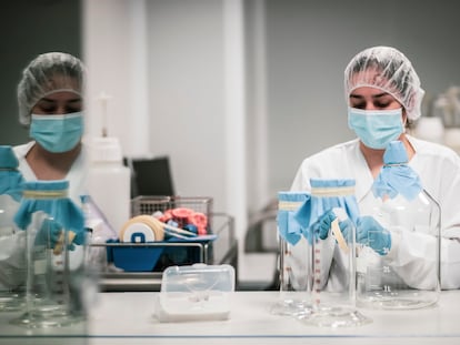 Una técnica de laboratorio trabaja en las instalaciones donde se fabrica la MTBVAC en O Porriño, Pontevedra.