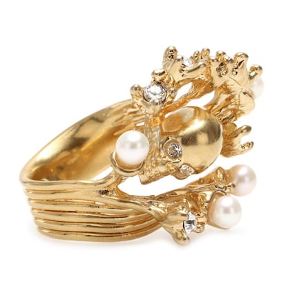 2 en 1: calaveras y corales en oro, dos tendencias reflejadas en este anillo de Alexander McQueen para My Theresa (245 euros).