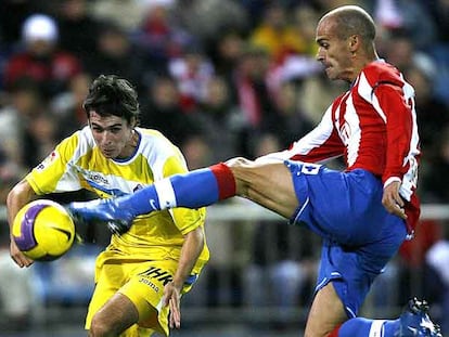 Pernía arrebata la pelota a Manu del Moral.