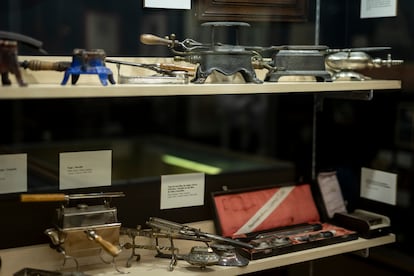 Máquinas antiguas para rizar el pelo del Museo Raffel Pages.