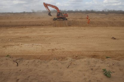 Tratores excavan área donde en obra en el río São Francisco.