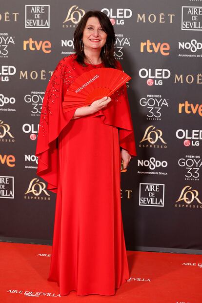 La actriz Adelfa Calvo, con vestido de Carla Ruiz a juego con el abanico feminista de la noche. Ha entregado el Goya a la mejor película documental.