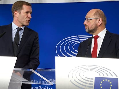 El líder valón, Paul Magnette, junto al presidente de la Eurocámara, Martín Schulz, esta mañana.