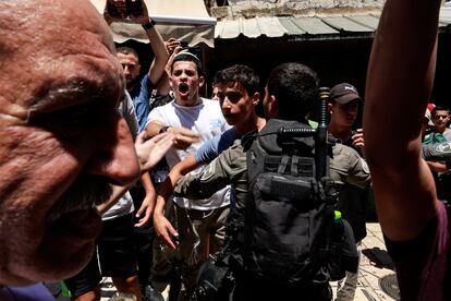 Un joven israelí grita en las calles del área de Ciudad Vieja, en Jerusalén, antes de la marcha anual del Día de Jerusalén.