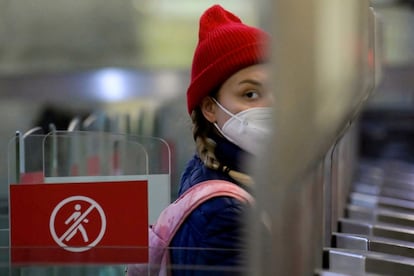 Una pasajera pasa por un torno del metro moscovita equipado con un sistema de reconocimiento facial.