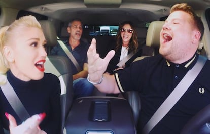 Empezó siendo un 'Carpool Karaoke' al uso con la cantante Gwen Stefani como invitada. La sorpresa fue mayúscula cuando se paró el coche y se subieron a los pocos minutos dos estrellas de Hollywood: George Clooney y Julia Roberts, quienes también se animaron a cantar.