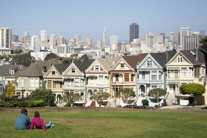 Vista de la zona residencial de estilo victoriano denominada "Damas Pintadas" en San Francisco, California.