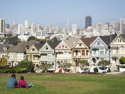 Vista de la zona residencial de estilo victoriano denominada "Damas Pintadas" en San Francisco, California.