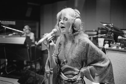 Desde que saltó por primera vez a un escenario como vocalista de Fleetwood Mac, la diosa del rock por antonomasia Stevie Nicks ha tenido un impacto duradero y nunca disimulado en la carrera de toda una generación de estrellas: desde Harry Styles –la denomina como su “madrina mágica”– a Miley Cyrus, pasando por las HAIM o Sheryl Crow.