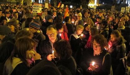 Protesta en Dubl&iacute;n tras la muerte de una mujer a la que se le impidi&oacute; abortar en octubre de 2012.