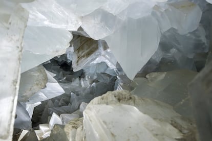 La Geoda gigante es un hueco en la roca, cuyo interior está tapizado de cristales que en su mayoría son cuarzo, calcita y yeso, la cavidad tiene unos ocho metros de largo por dos de alto y los prismas cristalinos de medio metro como media, cubren suelo, techo y paredes, tiene forma de balón de rugby y un tamaño muy superior al de las mayores geodas que se encuentran diseminadas por otras regiones de la Tierra, como el sur de Brasil o Méjico.