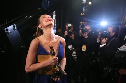 Brie Larson posa con su Oscar a la mejor actriz protagonista por la película 'La habitación'.