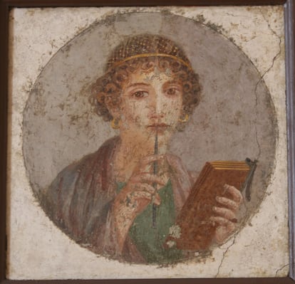 Pintura perteneciente a la colección del Museo Nacional Arqueológico de Nápoles de una joven con un estilete y una tablilla, identificada popularmente como la poeta Safo.