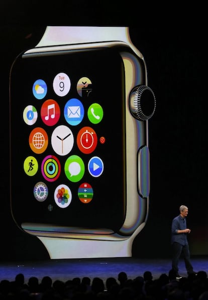 El consejero delegado de Apple, Tim Cook, destaca que Apple ha utilizado la manilla que se sitúa en el lateral del teléfono para que sea un botón con el que hacer 'scroll' y navegar por los contenidos