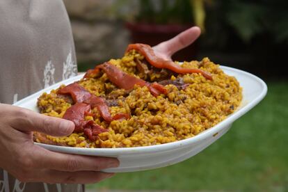 Otro plato que conviene probar, además de la crema de queso Gamoneu, son las croquetas, cremosas con un fino rebozado, que preparan de compango, jamón ibérico y cecina (12,50 euros). Tampoco falta el pote asturiano, (16,50 euros), una magnífica fabada (16,50), verdinas con bacalao (18) o los callos (15,50).