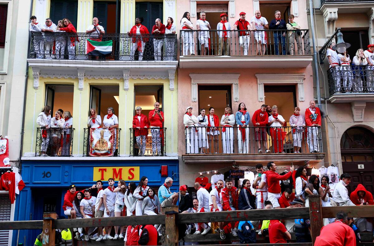 Segundo encierro de San Fermín 2024, en directo | Los toros de la ganadería Cebada Gago corren por las calles de Pamplona
