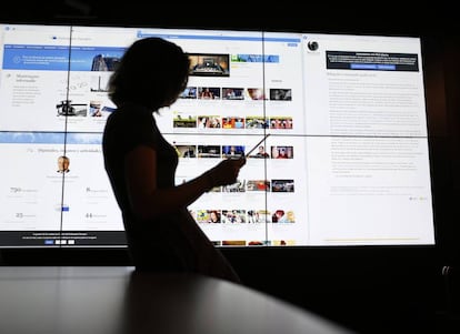 Una usuaria consulta su tableta ante las páginas del Europarlamento, YouTube y Wikipedia.
