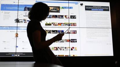 Una usuaria consulta su tableta ante las páginas del Europarlamento, YouTube y Wikipedia. 
 