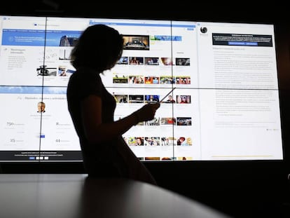 Una usuaria consulta su tableta ante las páginas del Europarlamento, YouTube y Wikipedia. 
 